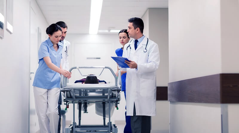 A neuroarquitetura hospitalar melhora a experiência dos profissionais de saúde com espaços adequados. Imagem: Shutterstock