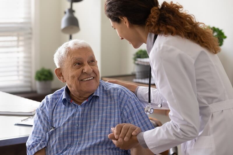 A Política de Atendimento à Pessoa Idosa busca garantir que as pessoas idosas tenham seus direitos respeitados. Imagem: Shutterstock