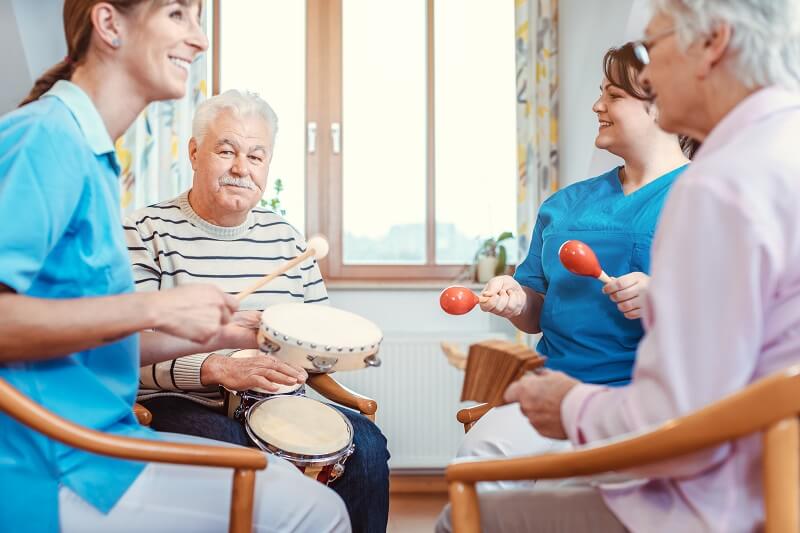 Musicoterapia aplicada em idosos. Fonte Shutterstock